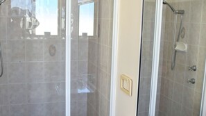 Shower, toilet paper - Beach Retreat - walk to the beach (SOUTH WEST ROCKS)