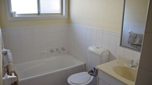 Shower, toilet paper - Chalkers Unit - close to golf course (SOUTH WEST ROCKS)