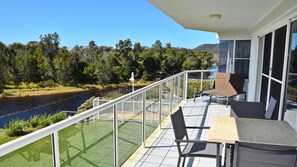 Outdoor dining - Ocean Shores Apartment 15 (SOUTH WEST ROCKS)