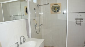 Shower, toilet paper - Seldom Inn - close to the water (SOUTH WEST ROCKS)