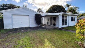 A single-story house with a garage, a covered porch, and a well-maintained lawn. - Seldom Inn  - close to the water (SOUTH WEST ROCKS)