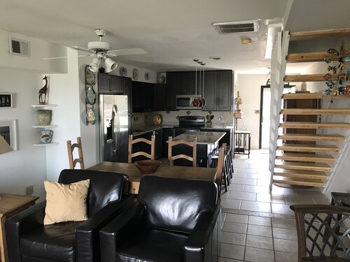 Fenwick Paradise Beach Villa-<br>Beautiful Bayfront  Condo .9<br>Miles From The Beach<br>