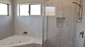 Shower, jetted tub, toilet paper - Parkview Lodge - walk to the beach (SOUTH WEST ROCKS)