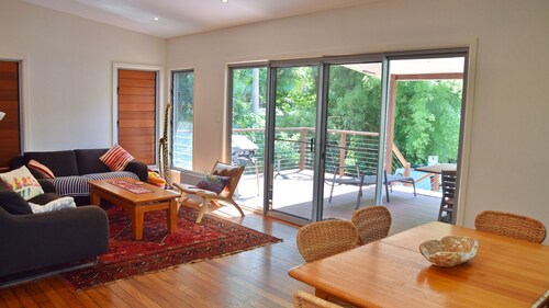 Blue Diamond Escape - Walk to the beach