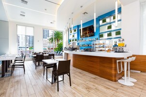 Se sirven desayunos, almuerzos, cenas y cocina local 