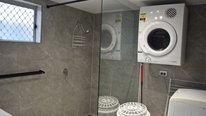 Shower, toilet paper - Pacific Court 1 - walk to the beach (South West Rocks)