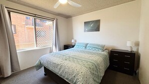 2 bedrooms - Pacific Court 1 - walk to the beach - Bring your own linen (South West Rocks)