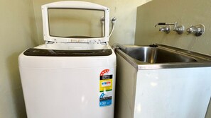 Et lille køleskab med en mærkat for ENERGIMÆRKNING og en mærkat for VANDKLASSE.
