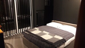 1 soverom, skrivebord, strykejern/-brett og reiseseng for barn