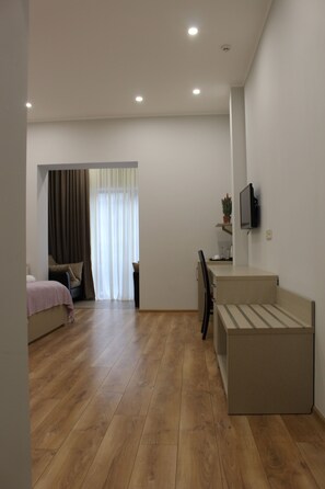 舒適三人房 | 客廳 | 平面電視