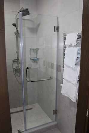 Shower, free toiletries, hair dryer, bathrobes - Boutique Hotel 32 (Batumi)