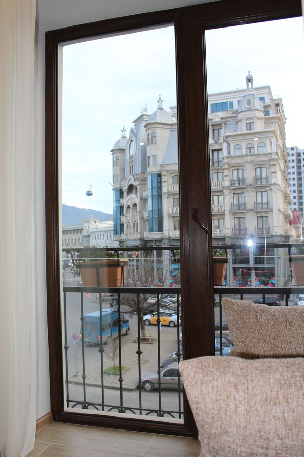 標準三人房 | 房內夾萬、書桌、隔音、熨斗/熨衫板