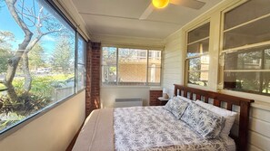 A bedroom with a bed, a window, and a ceiling fan. - Yia Yia's Place - walk to the beach (SOUTH WEST ROCKS)
