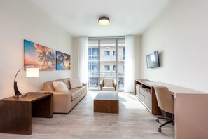 ลักซ์ชัวรี่คอนโด, หลายเตียง, ปลอดบุหรี่, วิวทะเล | ห้องนั่งเล่น | ทีวีจอแบน