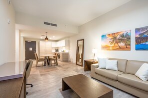 ลักซ์ชัวรี่คอนโด, หลายเตียง, ปลอดบุหรี่, วิวทะเล | บริเวณนั่งเล่น | ทีวีจอแบน