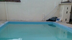 Outdoor pool, sun loungers - JANJAL Private Mansion (Brufut)