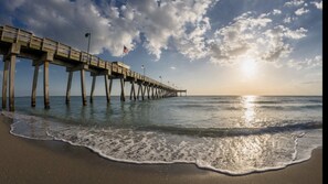 Venice Fishing Pier - Beautiful 3BR Venice Home w/ private pool - OPEN month of January 2027!! (Venice)