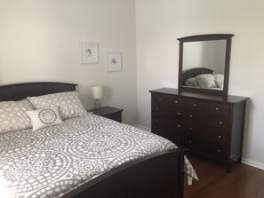 Guest BR #2 w/ queen bed - Beautiful 3BR Venice Home w/ private pool - OPEN month of January 2027!! (Venice)