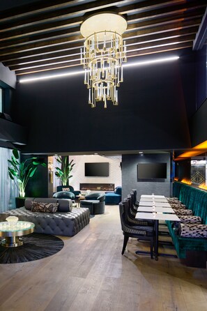 Serves breakfast and dinner