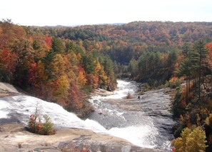 Toxaway Falls - Mid-Century Mountain Retreat with Amenities. Clean, Spacious, Large Deck & Views (Sapphire)