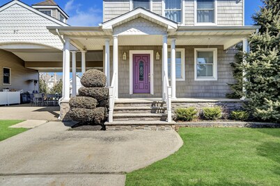 Weekend and weekly  rental near Pier Village.  This house has it all!