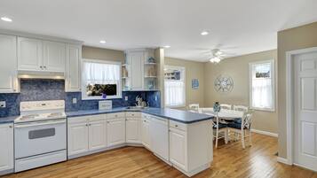 Kylskåp, mikrovågsugn, ugn och spishäll