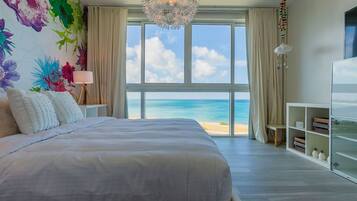 3 habitaciones, escritorio y tabla de planchar con plancha