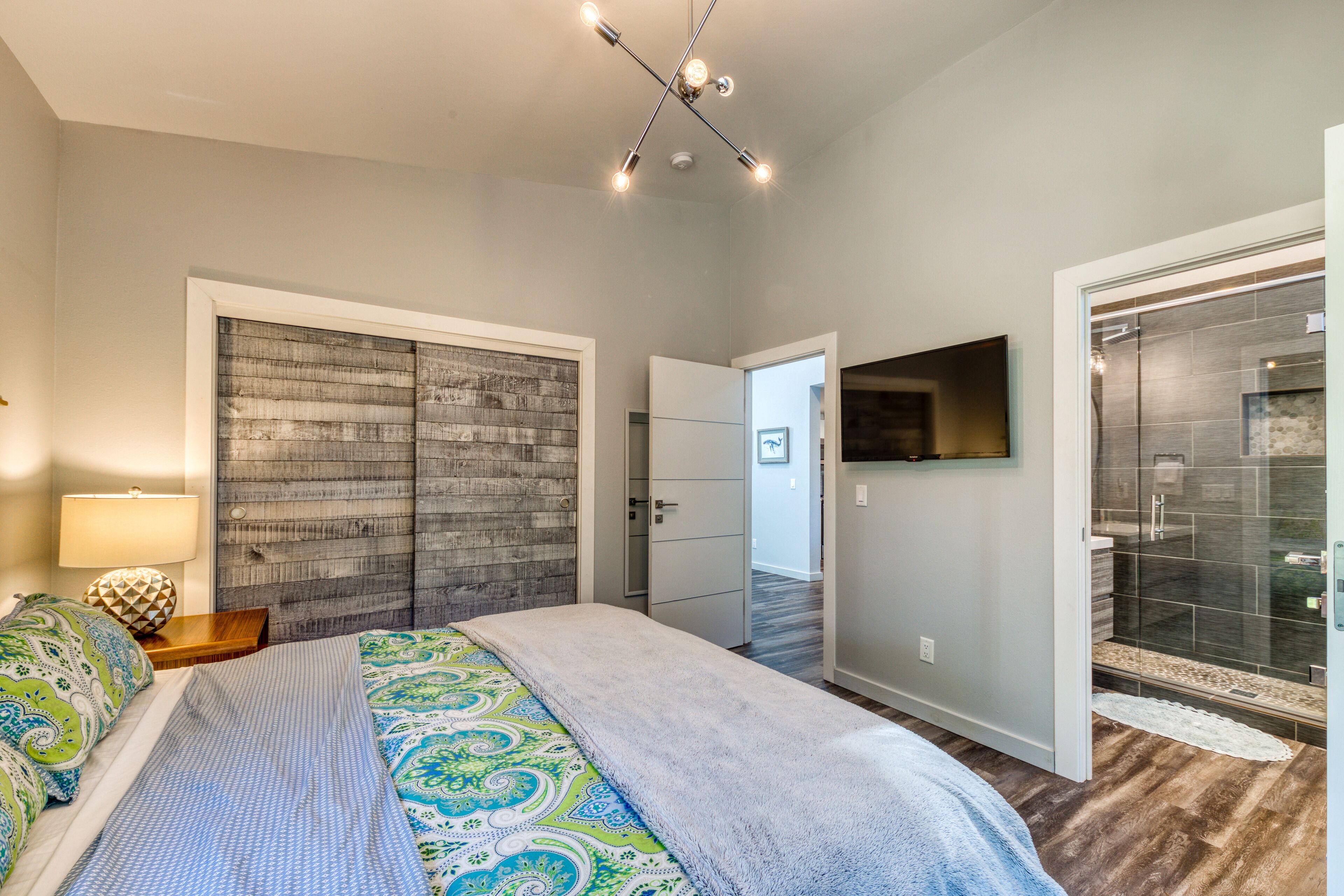 Stunning new home with furnished deck & easy beach access