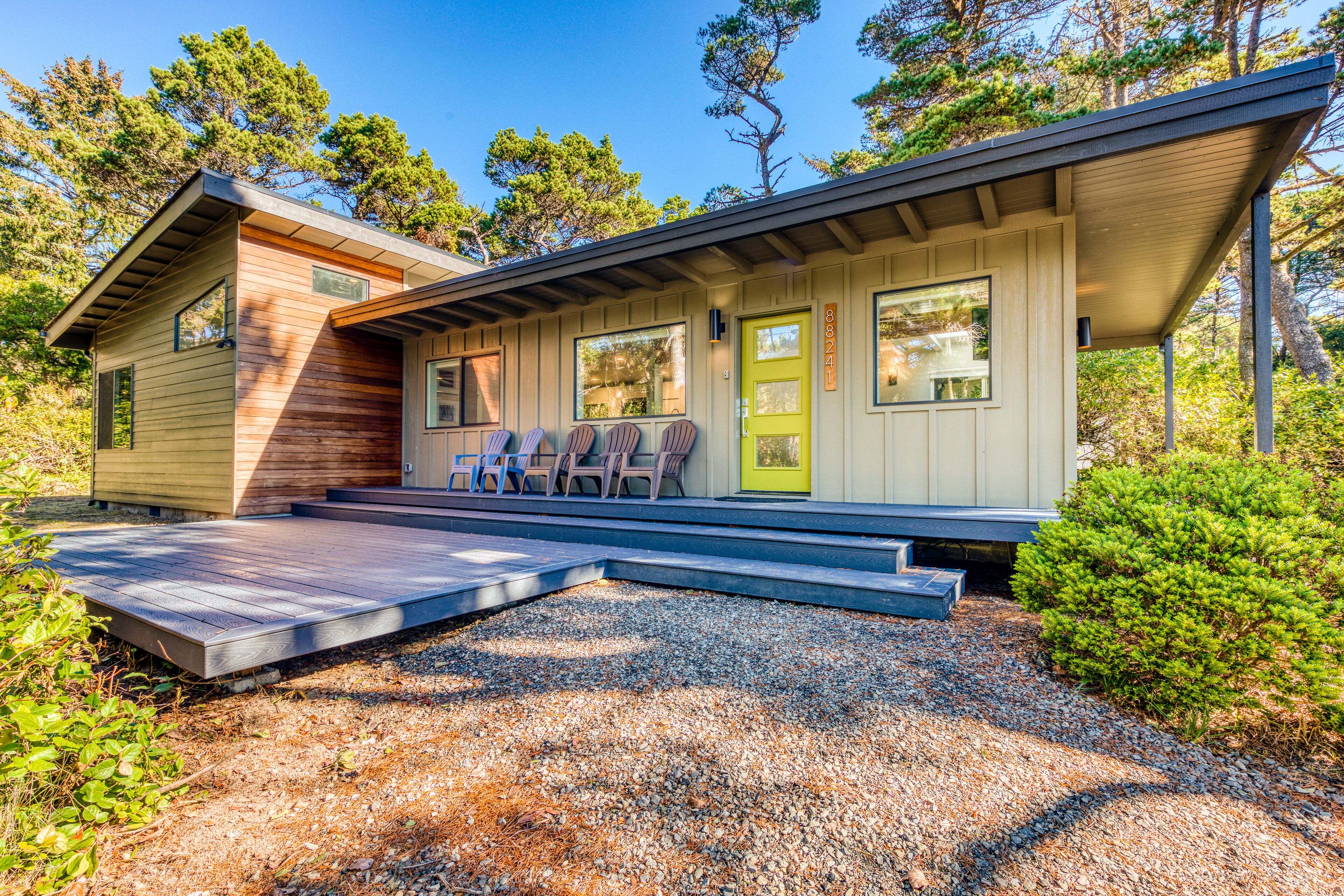 Stunning new home with furnished deck & easy beach access