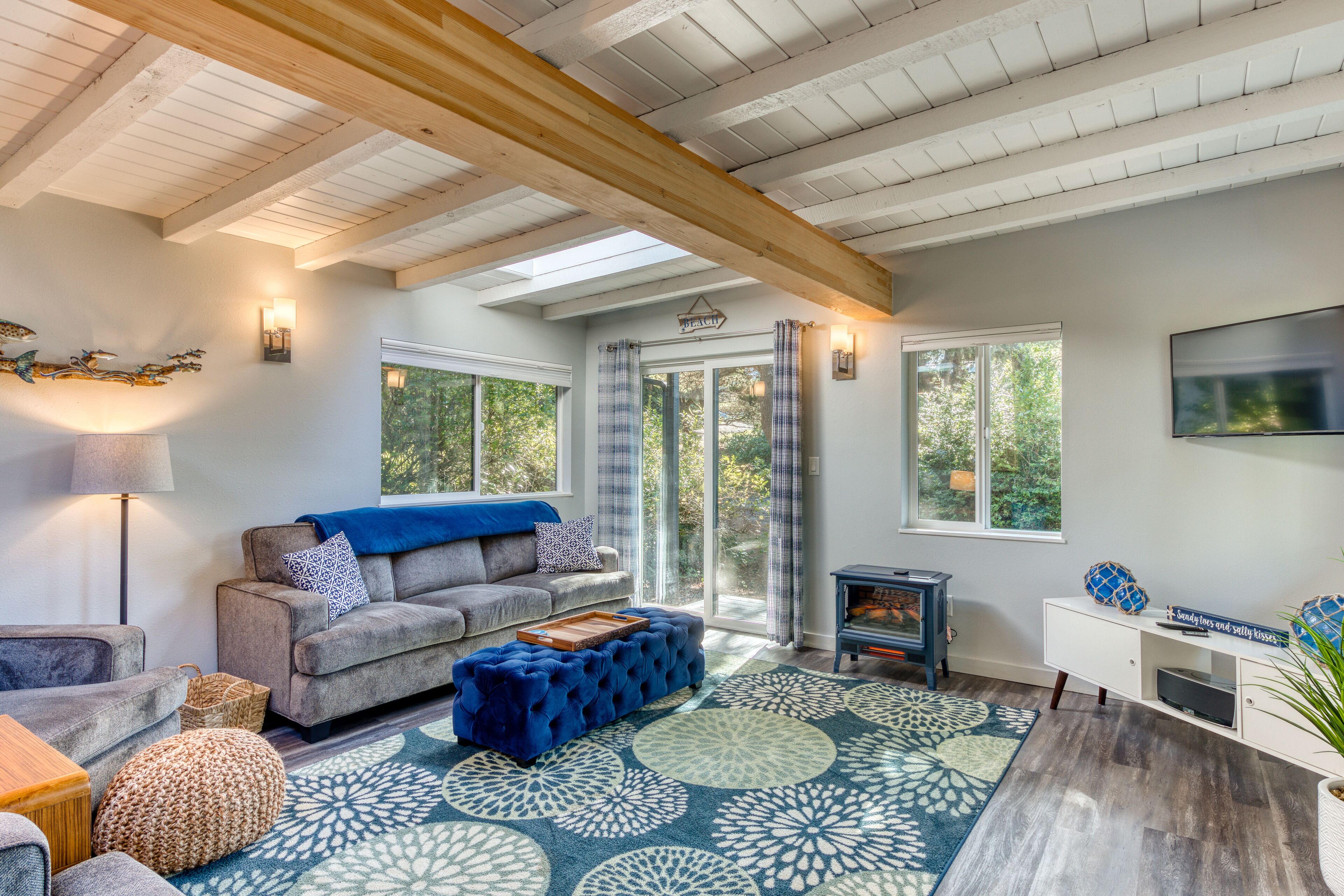 TV, DVD player, books, stereo