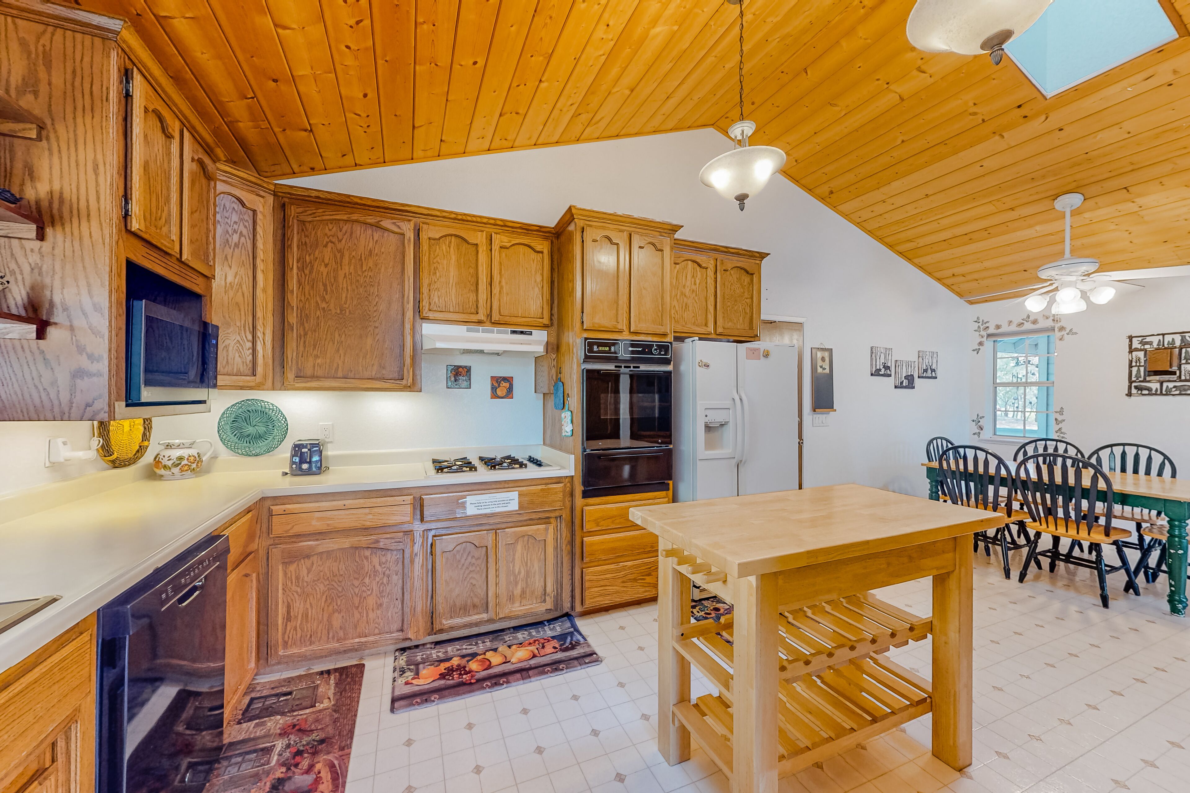 Comfortable woodland home with pool, tennis & washer/dryer - golf on-site