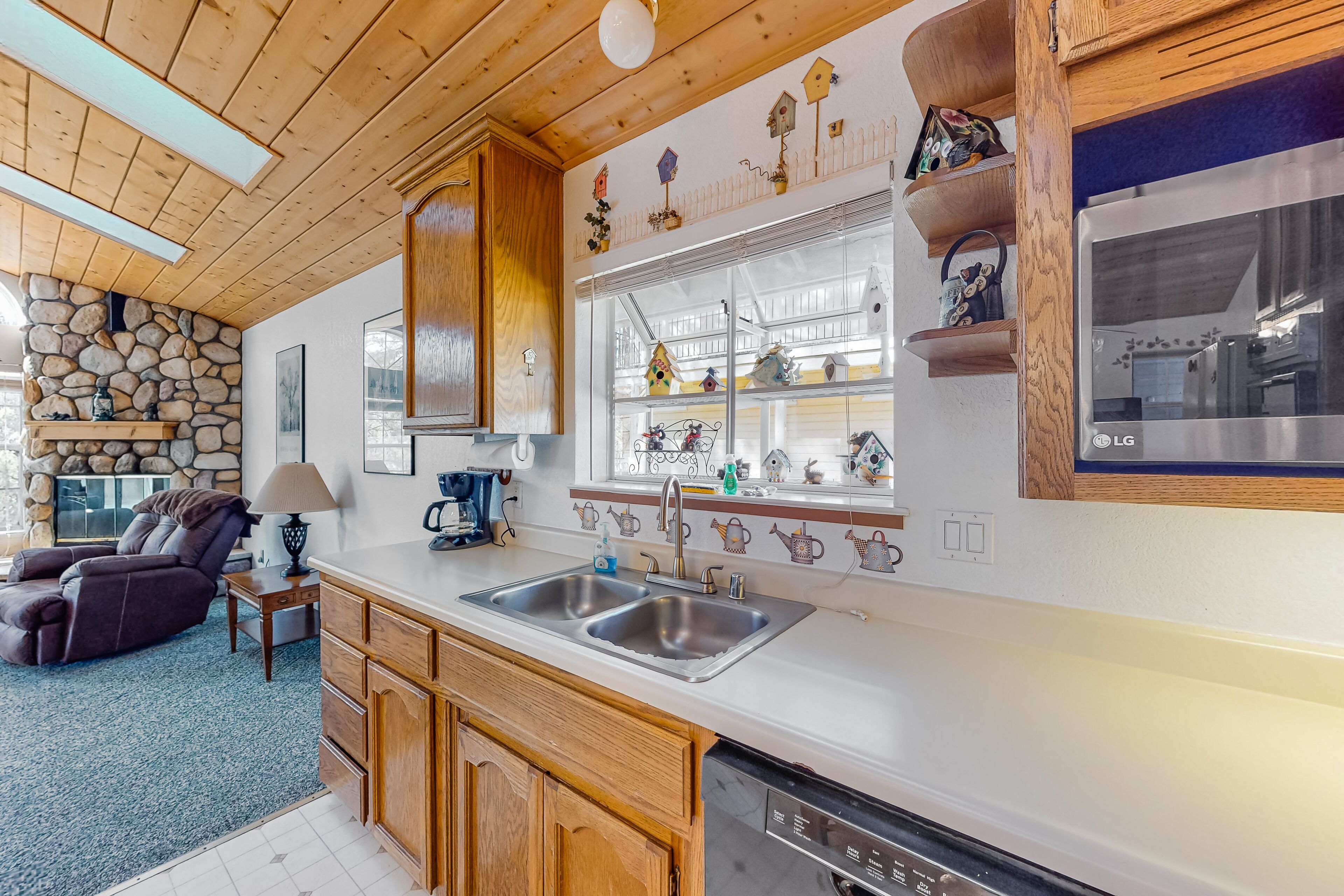 Comfortable woodland home with pool, tennis & washer/dryer - golf on-site