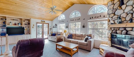 テレビ、テーブルサッカー台、卓球台、書庫