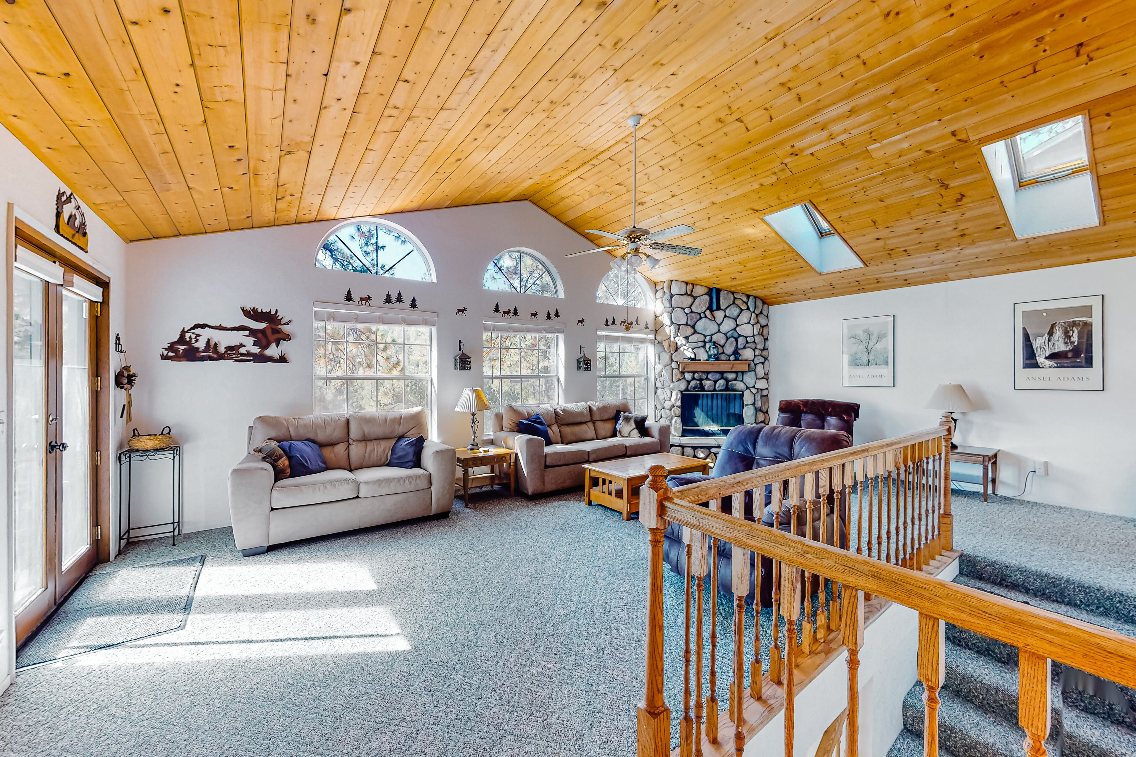 Comfortable woodland home with pool, tennis & washer/dryer - golf on-site