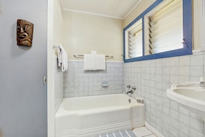 Towels - Classic country style home on Hawaii Belt Road near Hilo (Papaikou)