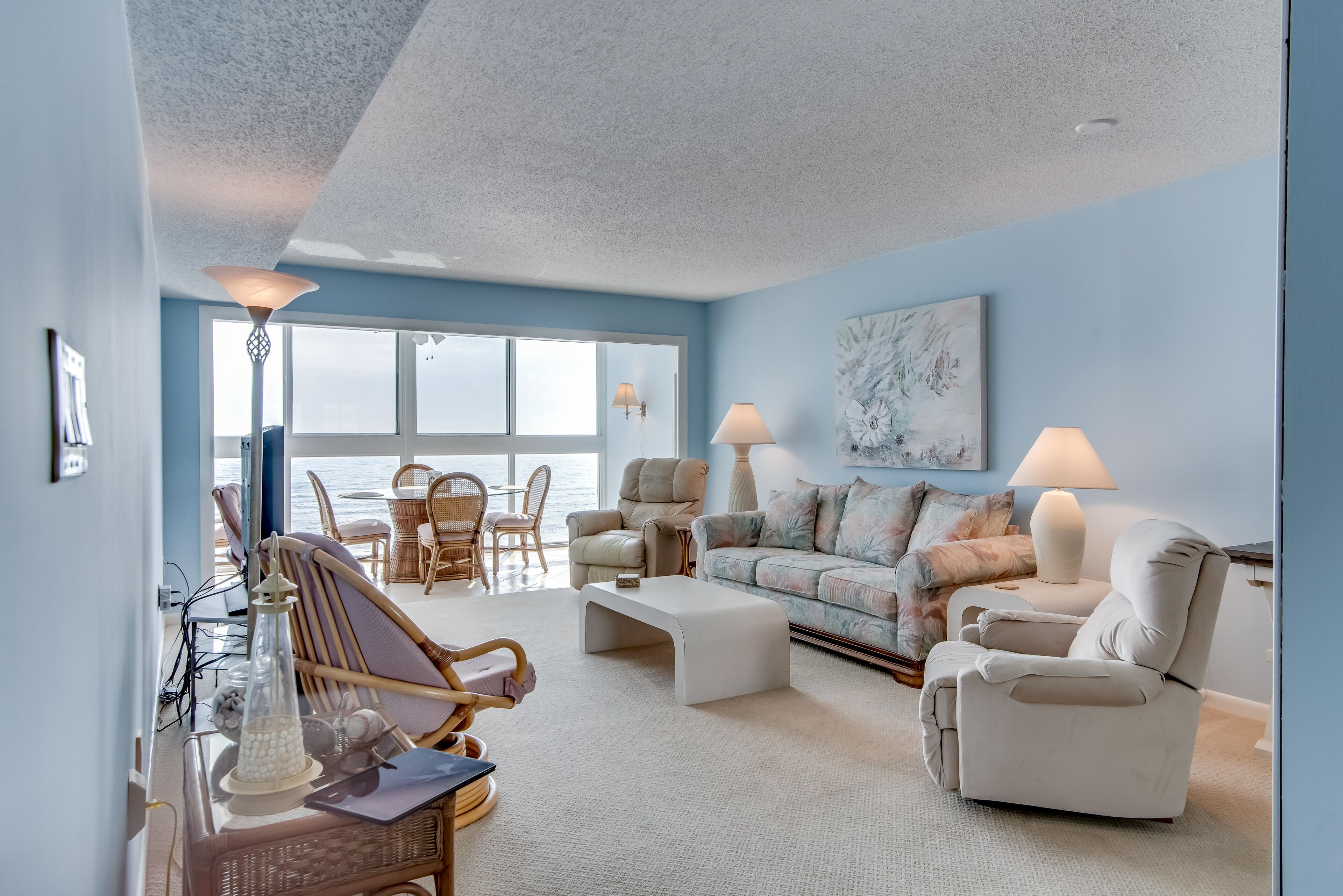 Waterfront condo with pool, full kitchen & beach access - snowbird-friendly