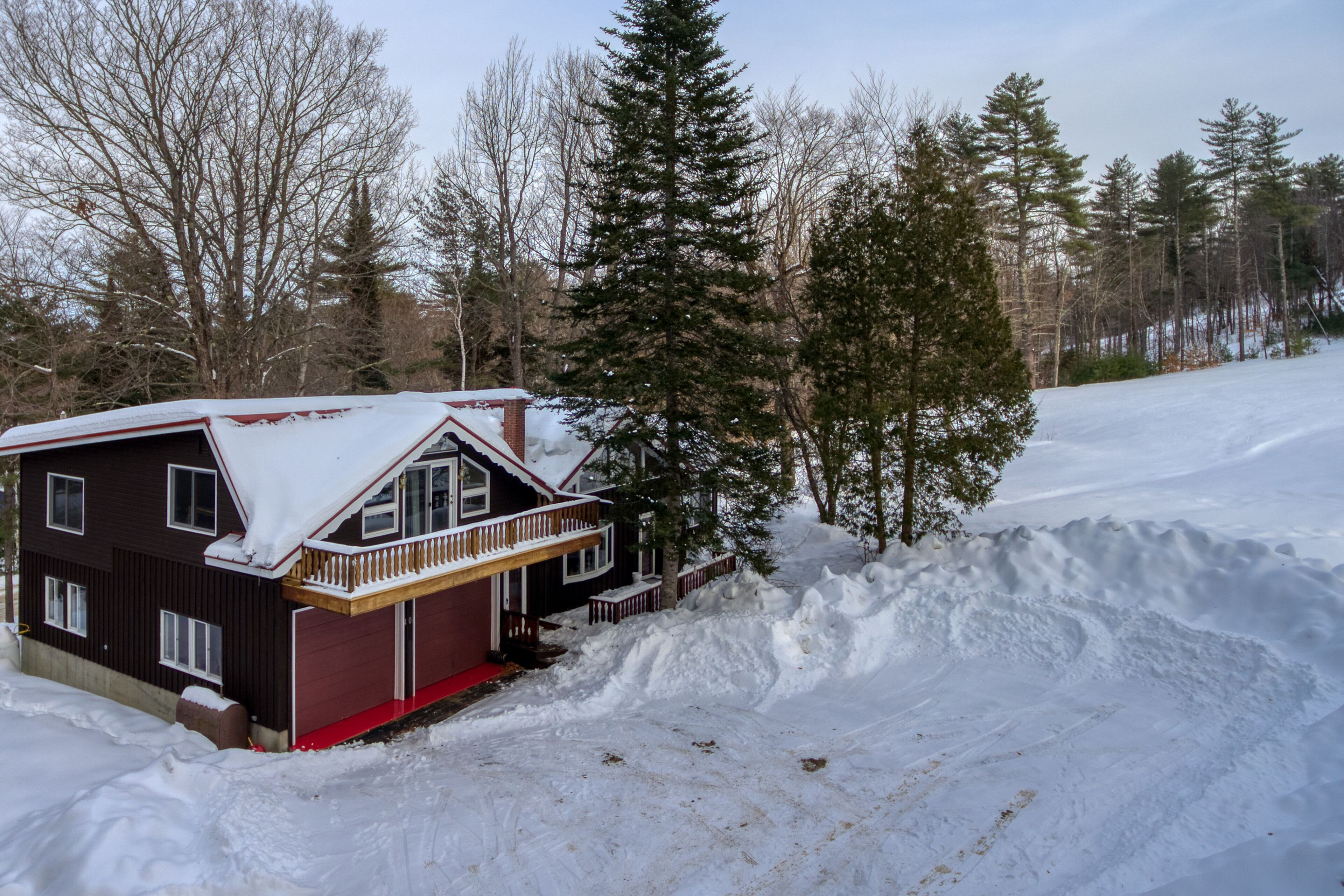 Cozy ski-in/ski-out chalet w/ a gas fireplace & full kitchen - dogs welcome