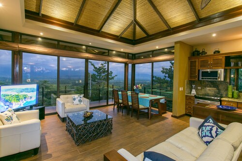 Ultra Luxury with Panoramic Views, Private Infinity pool and natures paradise