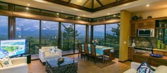 Ultra Luxury with Panoramic Views, Private Infinity pool and natures paradise