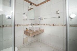 Ducha, secador de pelo, toallas