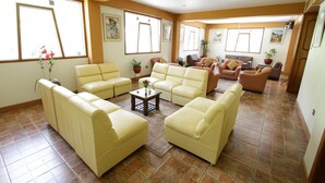 Lobby sitting area - Cascada del Inka (Cusco)