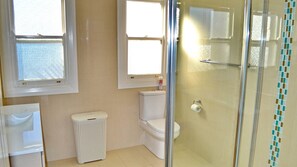 Shower, toilet paper - Wally's Folly - walk to the beach (SOUTH WEST ROCKS)