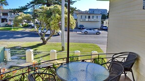 Outdoor dining - Wally's Folly - walk to the beach (SOUTH WEST ROCKS)