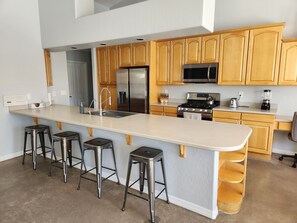 Kjøleskap, mikrobølgeovn, ovn og kokeplater