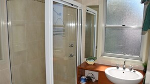 Regadera y papel de baño 
