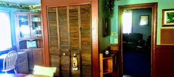 Hershey Park  and Hershey attractions 6 miles!! 