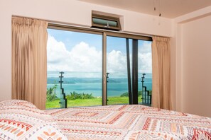 3 makuuhuonetta, työpöytä, vauvan matkasänky, Wi-Fi