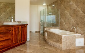 Secador de cabelo, toalhas de banho, sabonete, shampoo