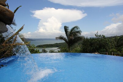 LAKE ARENAL, POOL VIEWS NEW CONDO 1B/1 B