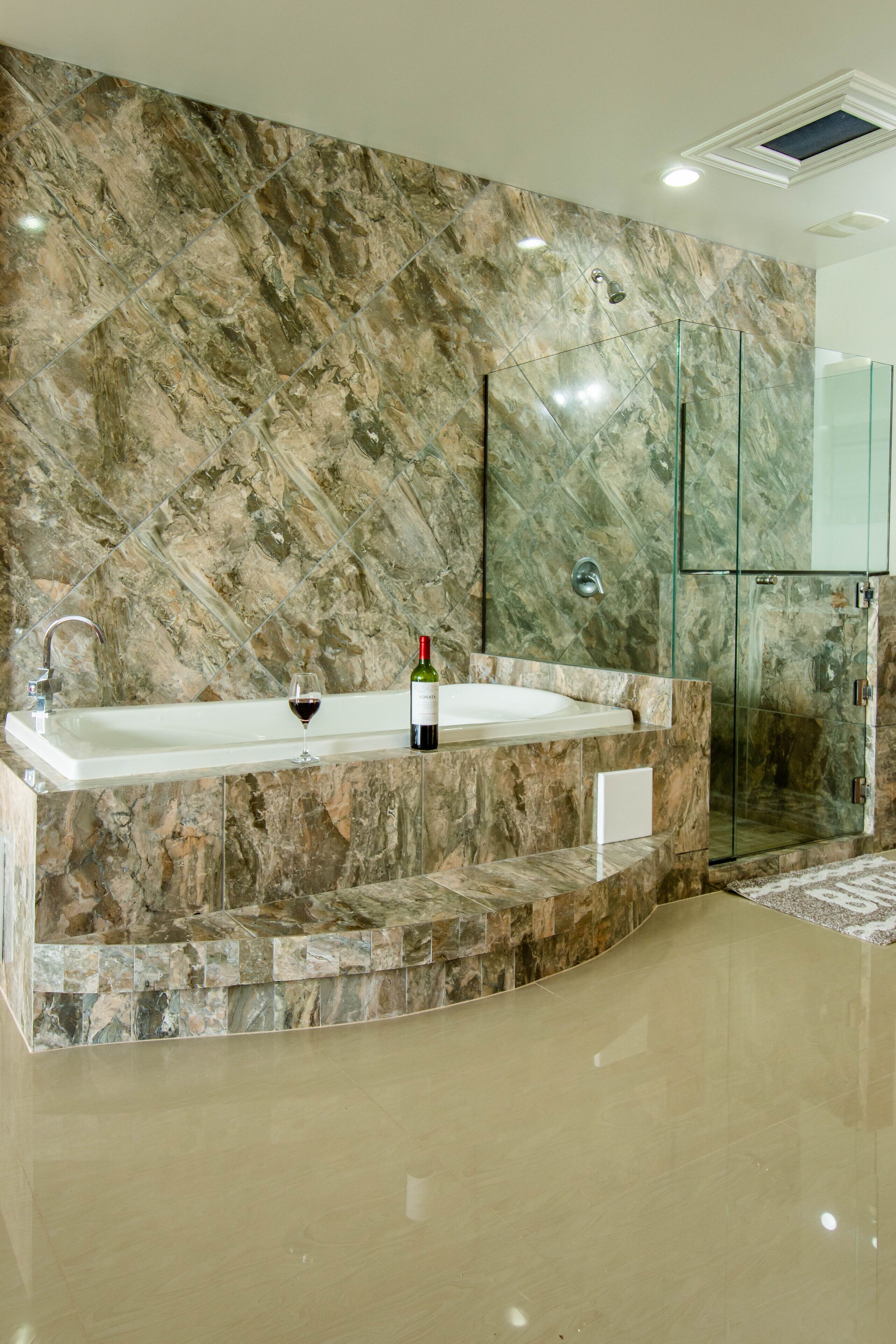 Badewanne, Haartrockner, Handtücher, Seife